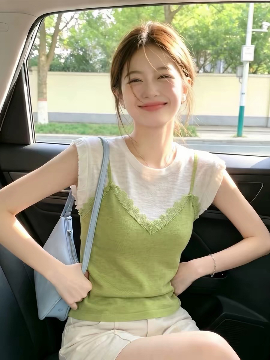 레이스 측면 페이크 레이어드 니트 민소매 티셔츠 여성 여름 새로운 고급 센스 작은 날다 소매 맨위 자이언트 잘 생긴 아름다운