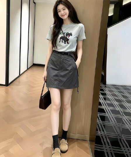 회색 강아지 프린트 긍정적 인 어깨 반팔 티셔츠 여성 2026 새로운 여름 품격 맨위