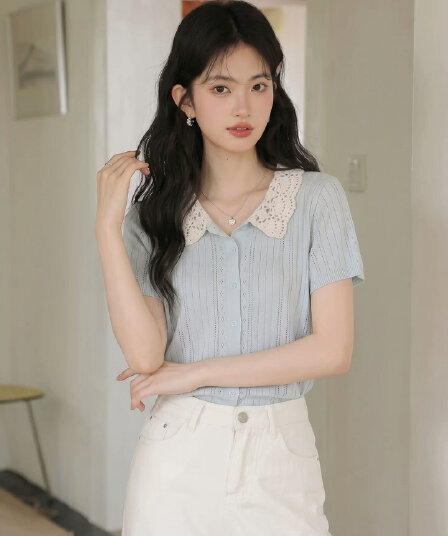 서울 측면 달콤함 배색 홀로우 아웃 폴로 칼라 니트 여성 2026 여름 새로운 부드러운 바람 얇은 스타일 반팔 티셔츠 맨위