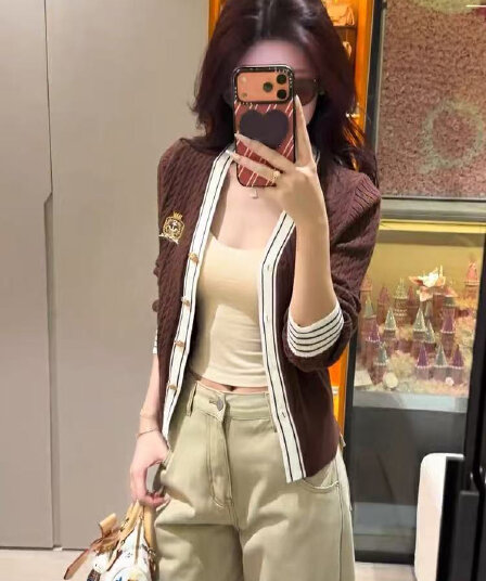 2026 가을 겨울 새로운 연령 감소 패치워크 색상 긴팔 니트 스웨터 스웨터 여자 고급 센스 다용도 카디건 코트 맨위 트렌디