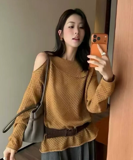불규칙 폴로 칼라 오프숄더 니트 스웨터 여성 홀로우 아웃 질감 벨트 섹션 루즈핏 긴팔 분위기 센스 풀오버 맨위