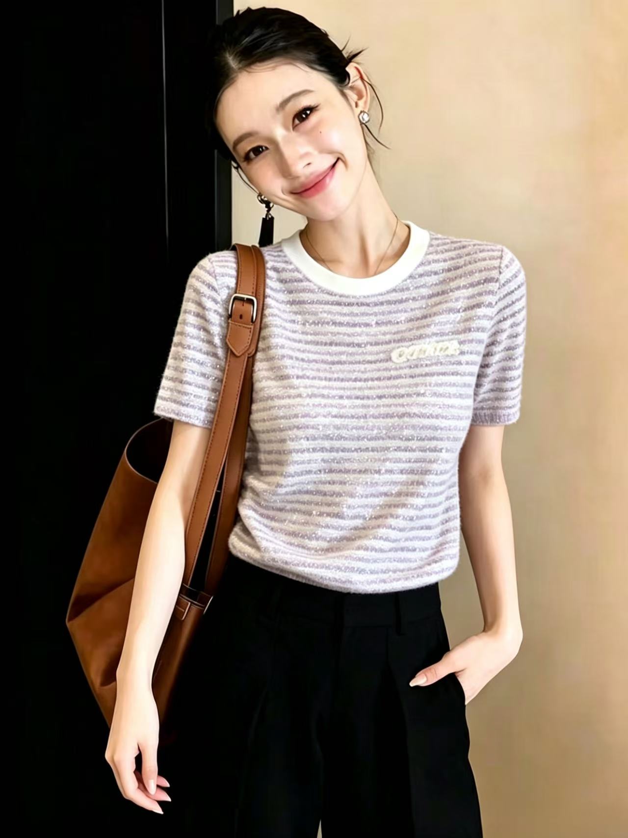 작은 샤넬 스타일 라운드 넥 보라색 반팔 T 여성 2026 여름 드레스 새로운 좋은 플래시 은사 꽃 실 긍정적 인 어깨 여성 맨위