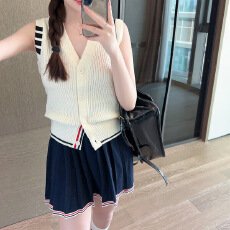 批发欧洲站学院风减龄四杠道V领针织背心马甲女春秋排扣叠穿马夹上衣