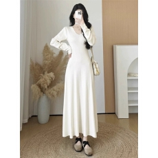 批发温柔风气质V领长袖针织连衣裙女秋冬配大衣修身显瘦内搭打底<b class='q'>长裙</b>