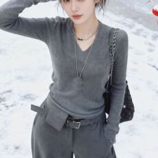 批发灰色蕾丝拼接v领长袖打底针织衫女秋冬<b class='q'>修身</b>显瘦独特漂亮内搭上衣