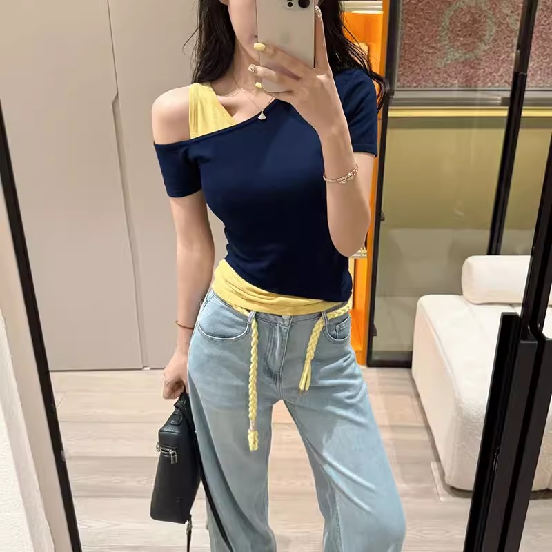 디자인 센스 페이크 레이어드 패치워크 오프숄더 비스듬한 어깨 반팔 티셔츠 여성 여름 몸매 가꾸기 슬림해 보이는 고유 한 아름다운 꼬집기 허리 위로 의류