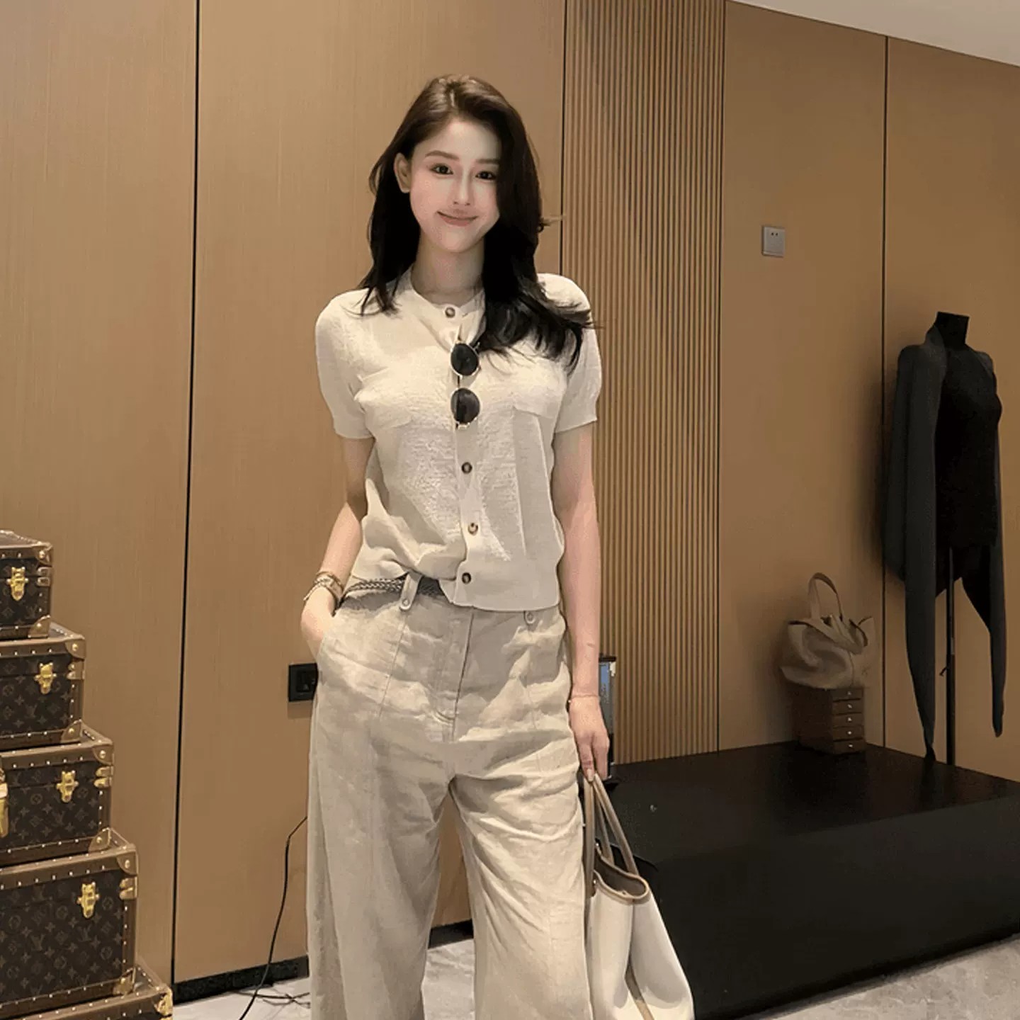 미니멀리즘 바람 싱글 줄 버튼 라운드 넥 얼음 실크 반팔 니트 스웨터 티셔츠 여성 여름 새로운 디자인 센스 슬림해 보이는 얇은 맨위