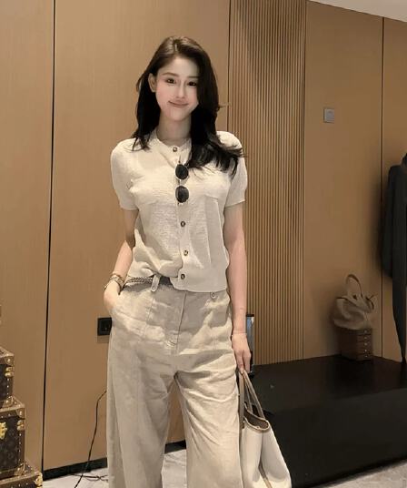 미니멀리즘 바람 싱글 줄 버튼 라운드 넥 얼음 실크 반팔 니트 스웨터 티셔츠 여성 여름 새로운 디자인 센스 슬림해 보이는 얇은 맨위