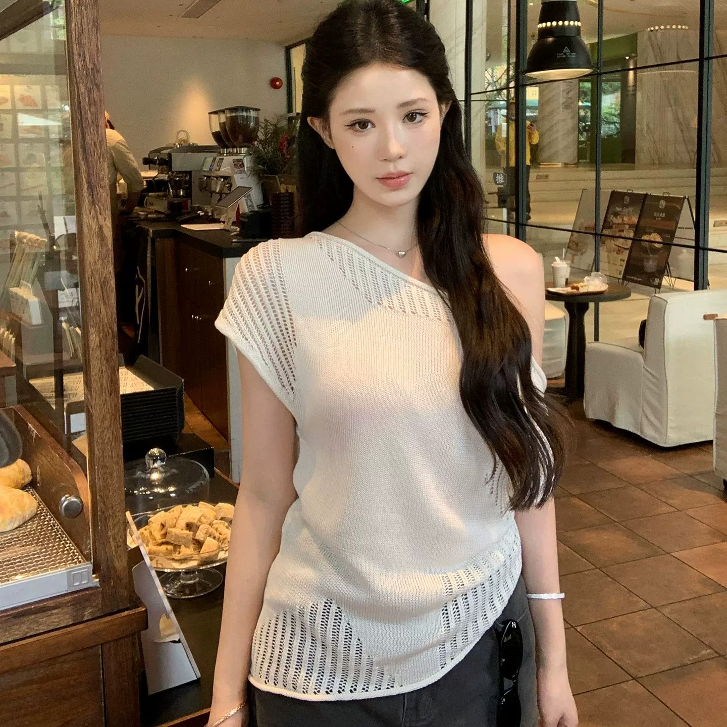 화이트 불규칙 비스듬한 어깨 섹시함 홀로우 아웃 반팔 니트 스웨터 여성 여름 디자인 센스 작은 대중 몸매 가꾸기 슬림해 보이는 맨위