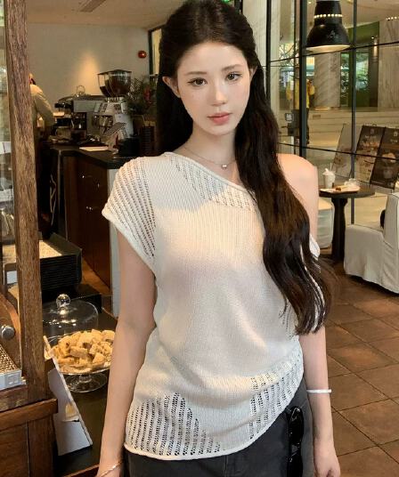 화이트 불규칙 비스듬한 어깨 섹시함 홀로우 아웃 반팔 니트 스웨터 여성 여름 디자인 센스 작은 대중 몸매 가꾸기 슬림해 보이는 맨위