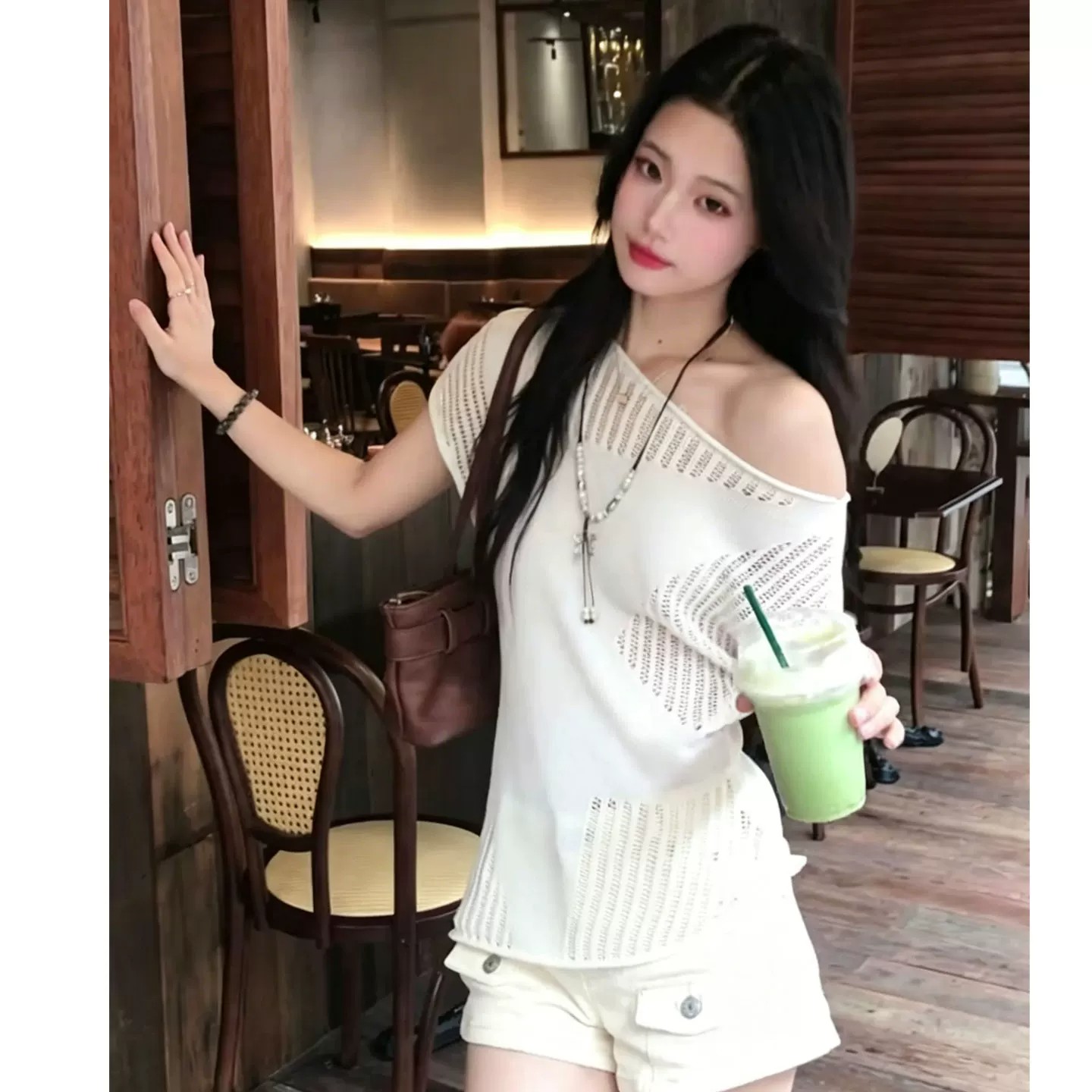 아메리칸 레트로 화이트 비스듬한 어깨 오프숄더 얼음 실크 홀로우 아웃 니트 스웨터 여성 여름 허리 수축 슬림해 보이는 디자인 센스 핫걸 맨위