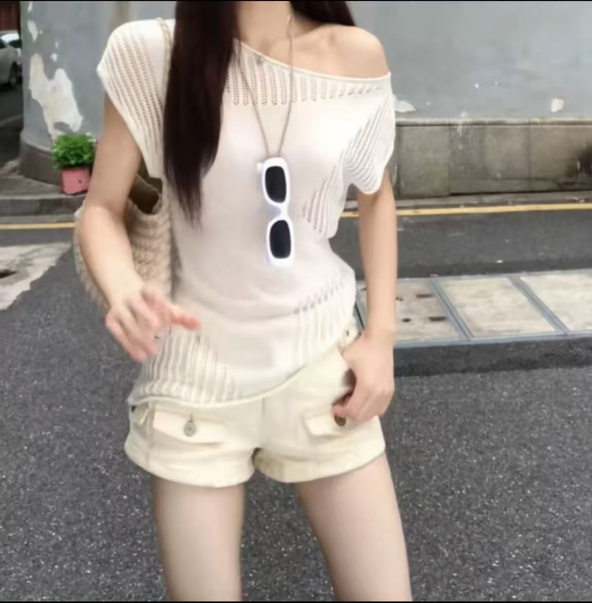 느긋한 바람 화이트 비스듬한 어깨 홀로우 아웃 니트 스웨터 여성 여름 몸매 가꾸기 슬림해 보이는 오프숄더 디자인 센스 작은 대중 고유 한 맨위