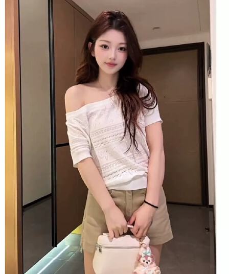 달콤한 매운맛 바람 화이트 비스듬한 어깨 홀로우 아웃 반팔 니트 스웨터 여성 여름 몸매 가꾸기 슬림해 보이는 오프숄더 쇼트 스타일 맨위 얇은
