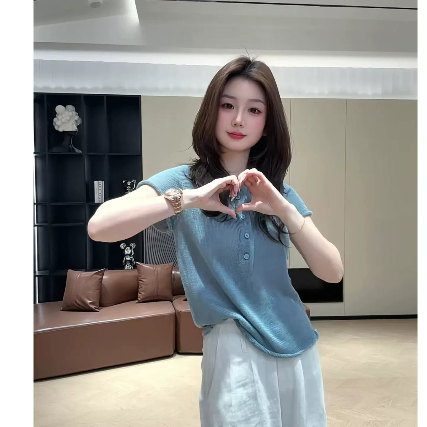 한 부서 미니멀리즘 바람 파란색 단추 반팔 니트 스웨터 여성 여름 얇은 스타일 다용도 고유 한 작은 대중 디자인 센스 맨위