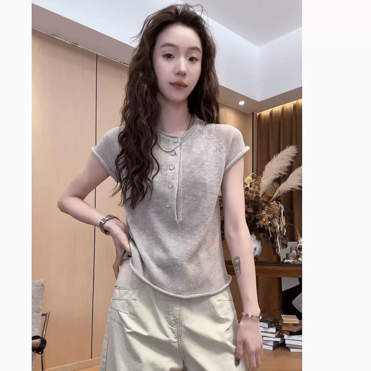 미니멀리즘 바람 라운드 넥 볼륨 측면 작은 날다 소매 단추 니트 스웨터 여성 여름 반팔 다용도 슬림해 보이는 잘 생긴 얇은 스타일 맨위
