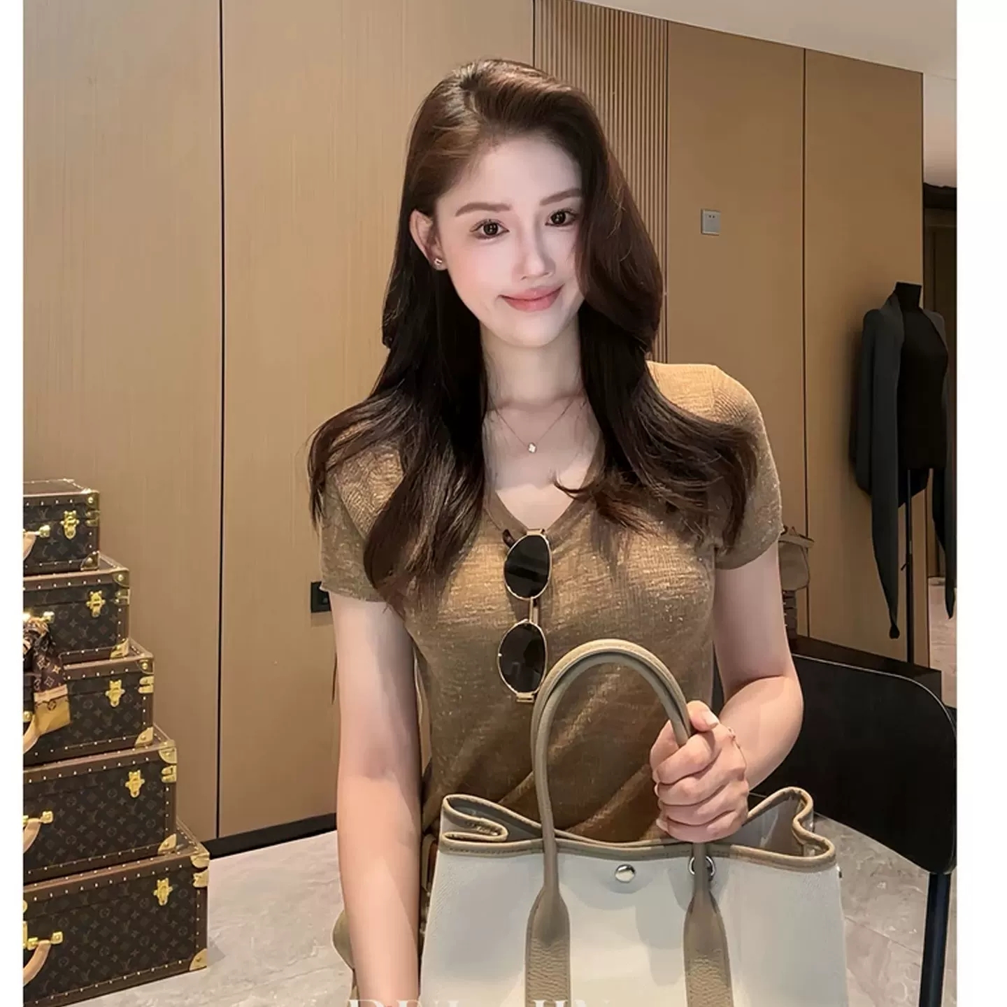 한 부서 미니멀리즘 바람 V넥 얼음 실크 반팔 니트 스웨터 여성 여름 얇은 스타일 다용도 패션 몸매 가꾸기 슬림해 보이는 맨위