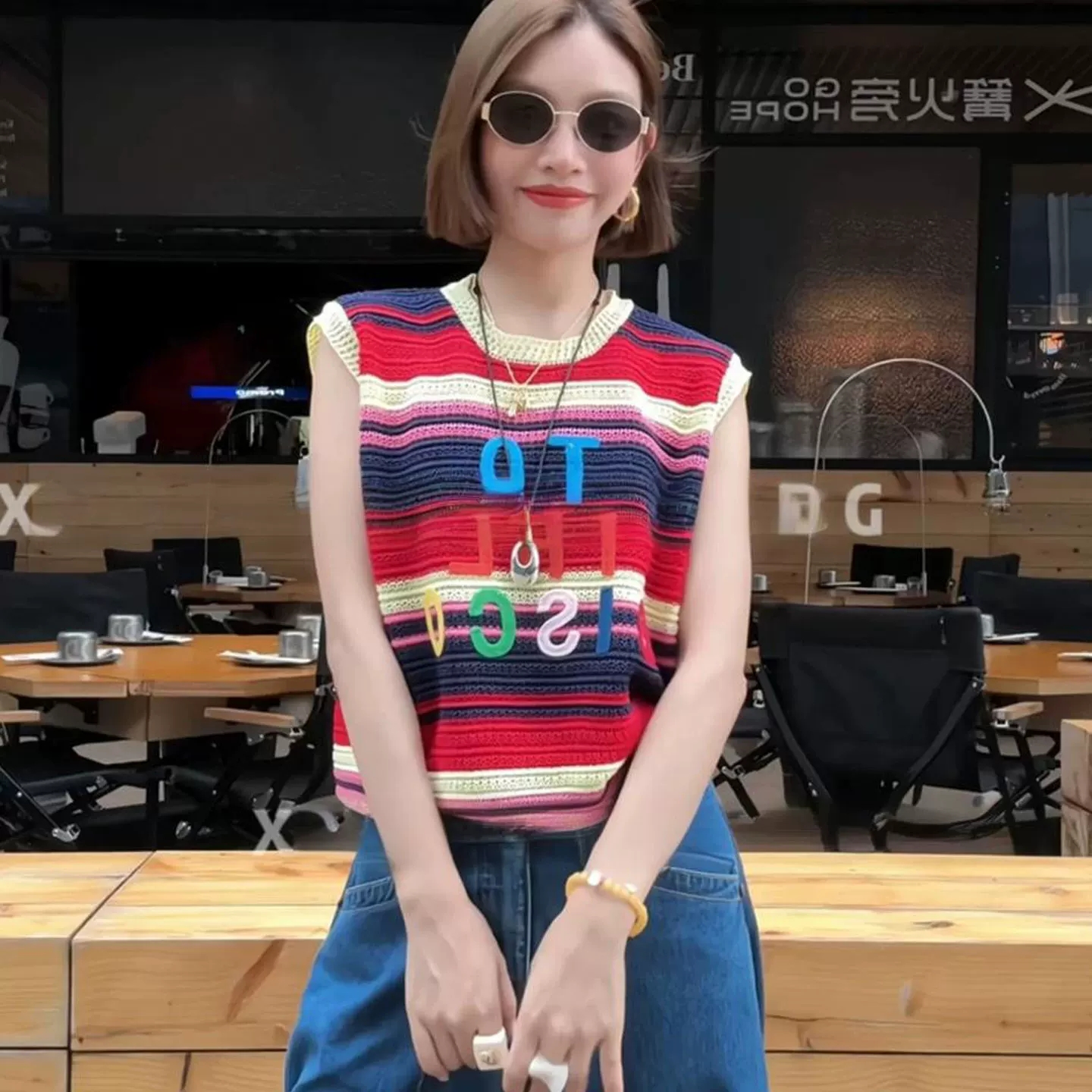 여름 도파민 바람 색상 알파벳 스트라이프 민소매 니트 조끼 여성 디자인 센스 루즈핏 느긋한 연령 감소 맨위
