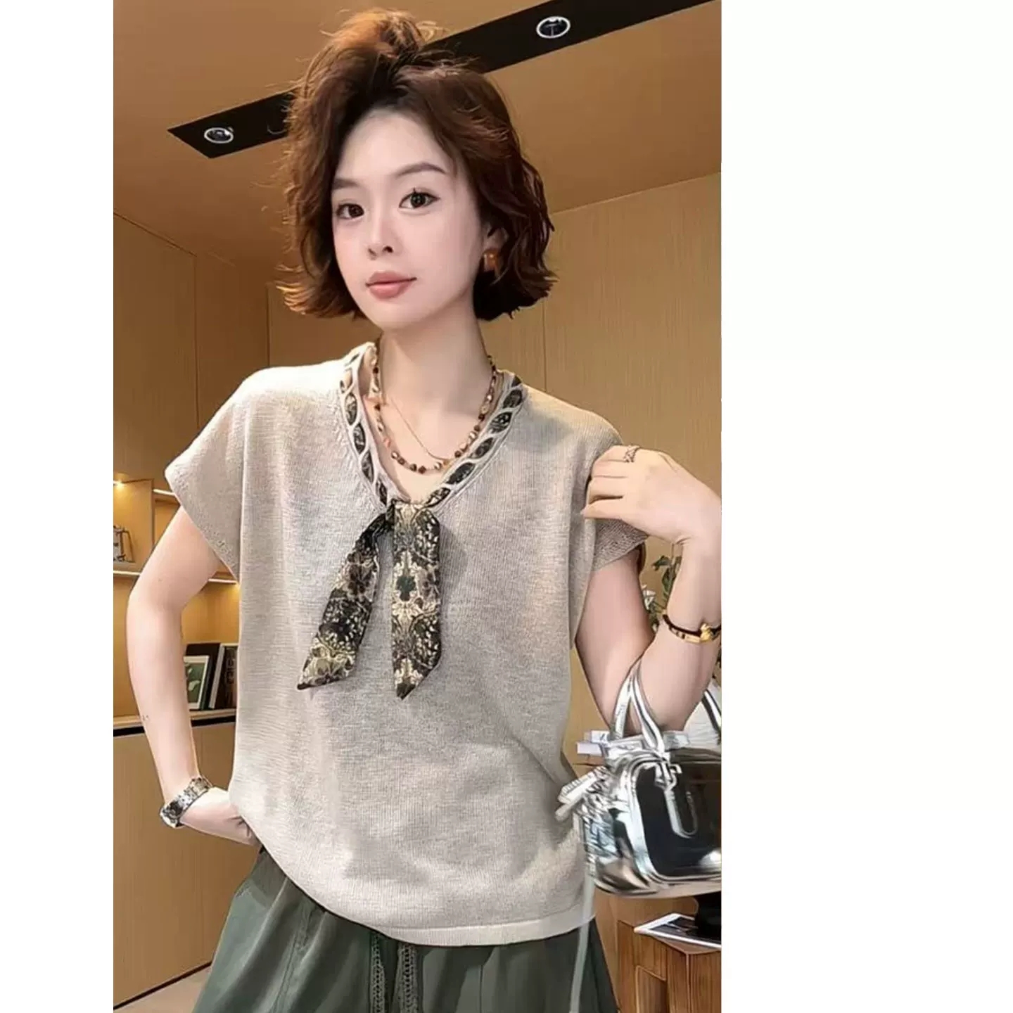느긋한 바람 V넥 경기 스카프 칼라 티셔츠 반팔 니트 스웨터 여성 여름 루즈핏 슬림해 보이는 다용도 패션 캐주얼 맨위