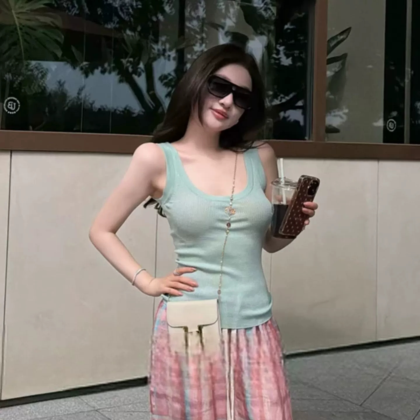 여름 도파민 파란색 u 칼라 단어 니트 슬립 작은 조끼 여성 여름 외출용 몸매 가꾸기 슬림해 보이는 민소매 맨위