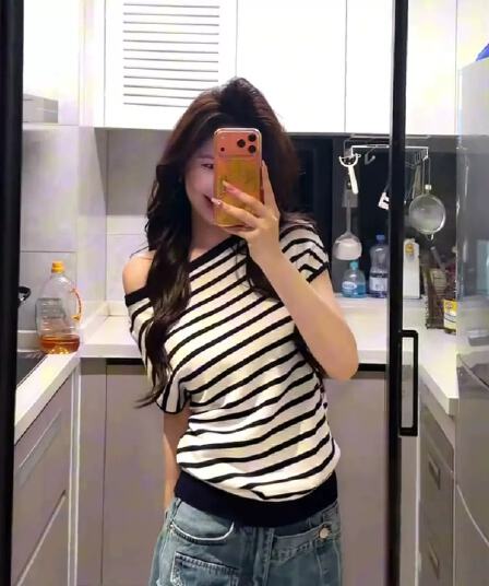 한 부서 배색 스트라이프 얼음 실크 비스듬한 어깨 니트 스웨터 여성 여름 루즈핏 슬림해 보이는 오프숄더 달콤한 스타일 반팔 맨위
