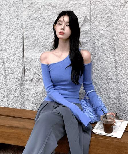 파란색 비스듬한 어깨 비대칭 니트 스웨터 여성 2026 새로운 긴팔 오프숄더 디자인 고급 센스 고유 한 슬림해 보이는 맨위