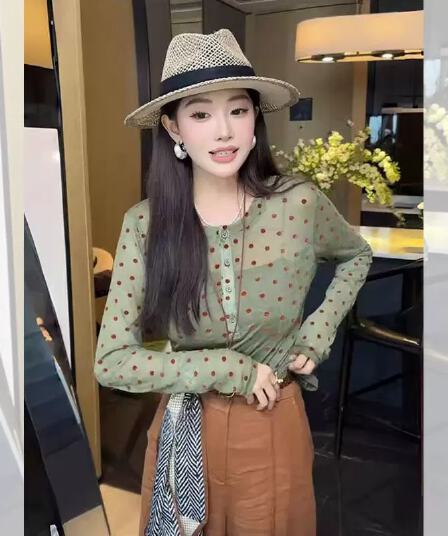여름 도파민 녹색 도트 무늬 긴팔 티셔츠 여성 여름 몸매 가꾸기 슬림해 보이는 고유 한 아름다운 자외선 차단 블라우스 맨위
