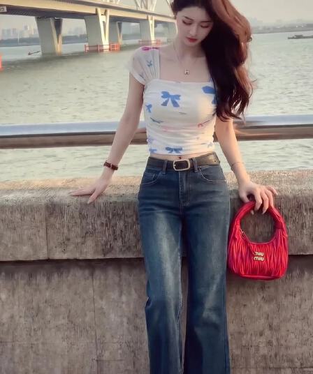 나비 매듭 프린트 반팔 티셔츠 여성 여름 얇은 스타일 디자인 센스 슬림해 보이는 몸매 가꾸기 섹시함 고유 한 작은 대중 짧은 맨위