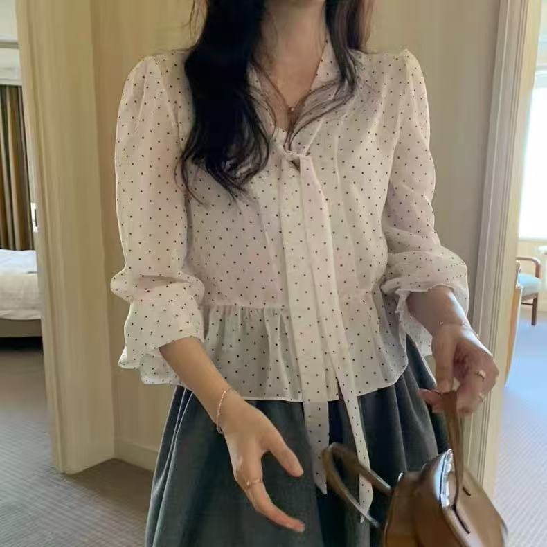 V넥 리본 칼라 스트랩 부서 버클 달콤함 프릴 밑단 긴팔 하프 ~을 통해 셔츠 도트 무늬 쉬폰 톱