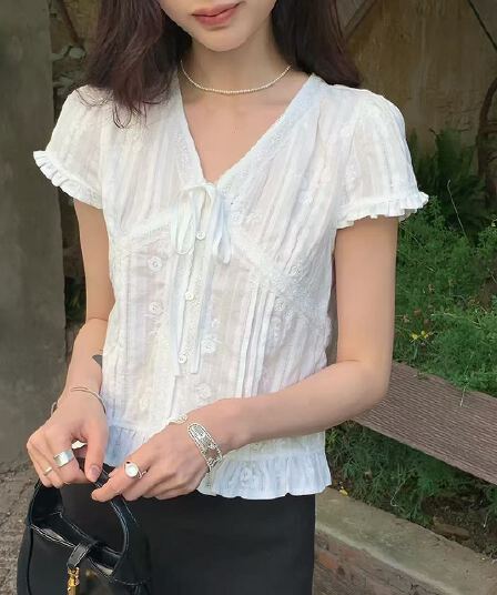 자수 패치워크 레이스 레이스 쇼트 스타일 셔츠 얇고 가벼운 맨위 V넥 레이스업 Feifei 소매 프릴 작은 셔츠
