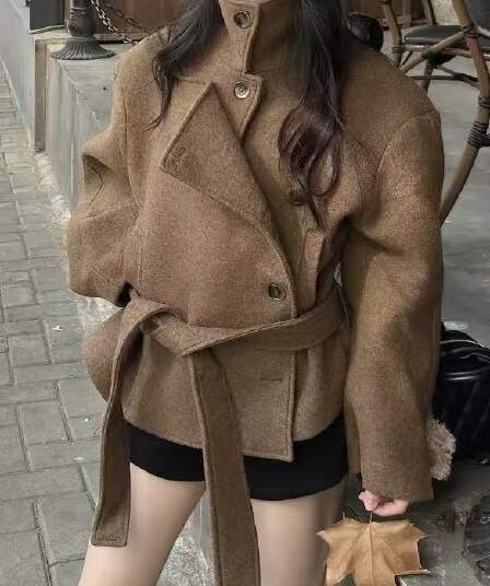 모직 코트 여성 두꺼운 커피 색상 쇼트 스타일 품격 스탠드 칼라 모직 외투 양 낙타 폴로 칼라 허리 수축 울 리 재킷