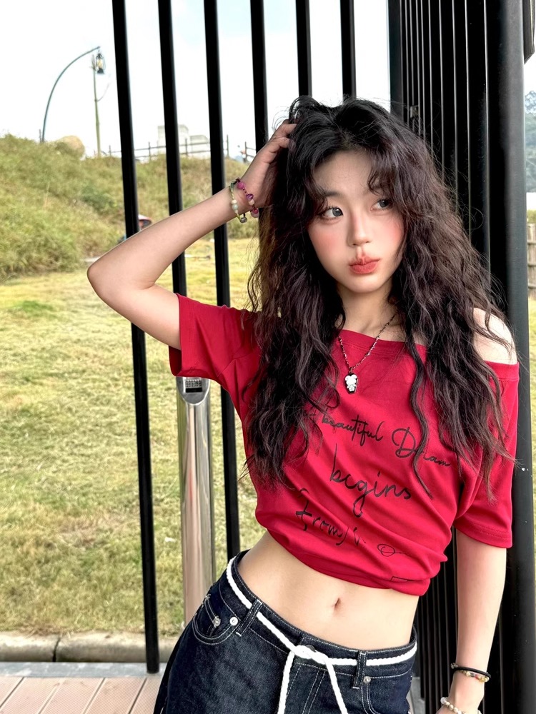 재고 있음 알파벳 프린트 오프숄더 반팔 티셔츠 여성 여름 새로운 미니멀리즘 캐주얼 루즈핏 슬림해 보이는 오프숄더 맨위