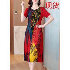 批发三宅褶皱2026夏季新款大码阔太太<b class='q'>宽松</b>复古印花气质显瘦A字连衣裙