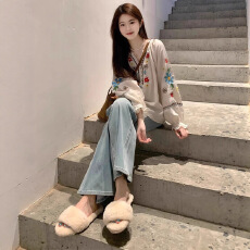 批发早秋绝美独特漂亮茶里茶气别致上衣花朵甜美V领<b class='q'>衬衫</b>女<b class='q'>时尚</b>高级感