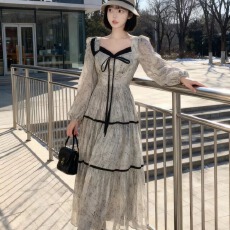 批发法式气质方领碎花<b class='q'>连衣裙</b>女收腰茶歇裙2025春夏新款度假风桔梗长裙