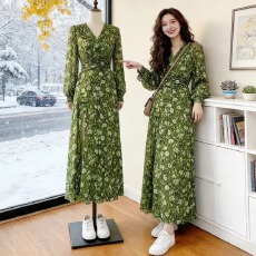 批发<b class='q'>大码</b><b class='q'>连衣裙</b>性感宽松轻奢v领春秋辣妈法式开叉复古战袍修身长袖