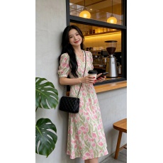 批发<b class='q'>印花</b>夏季新款休闲短袖V领港风法式收腰碎花复古中长设计长款雪纺