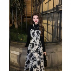 春季新款吊带方领印花连衣裙女清新甜美显瘦碎花拼接长裙少女风格