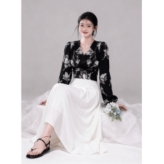 批发设计感小众系带交叉v领碎花<b class='q'>衬衫</b><b class='q'>女</b>早秋外穿长袖短款上衣开衫套裙