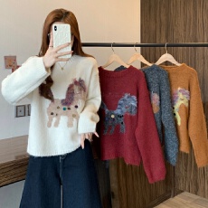 批发实拍-大码<b class='q'>女装</b>冬季新款<b class='q'>胖</b>妹妹新年圣诞款设计感小马印花宽松毛衣