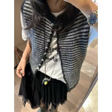 批发小众高级感撞色条纹针织背心开衫女秋冬复古简约叠穿马甲无袖上衣