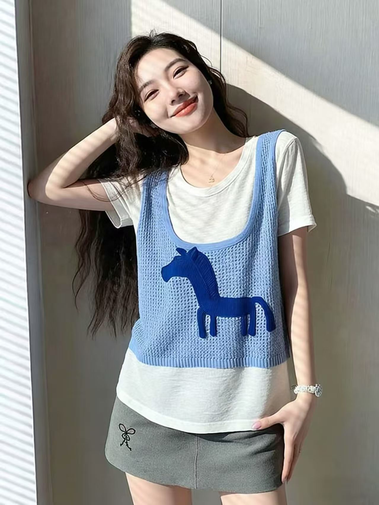 재미있는 작은 말 배색 얼음 실크 반팔 티셔츠 여성 2026 새로운 여름 레트로 연령 감소 루즈핏 페이크 레이어드 맨위