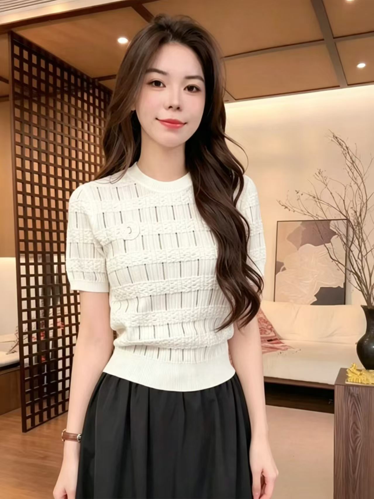고급 센스 화이트 홀로우 아웃 반팔 니트 스웨터 여성 2026 여름 새로운 라운드 넥 루즈핏 슬림해 보이는 얼음 차가운 실크 맨위