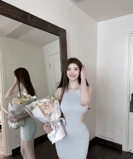 부드러운 바람 하늘색 민소매 니트 원피스 여성 여름 허리 홀로우 아웃 디자인 센스 미니 스커트 작은 키 디스플레이 몸 타이트 스커트