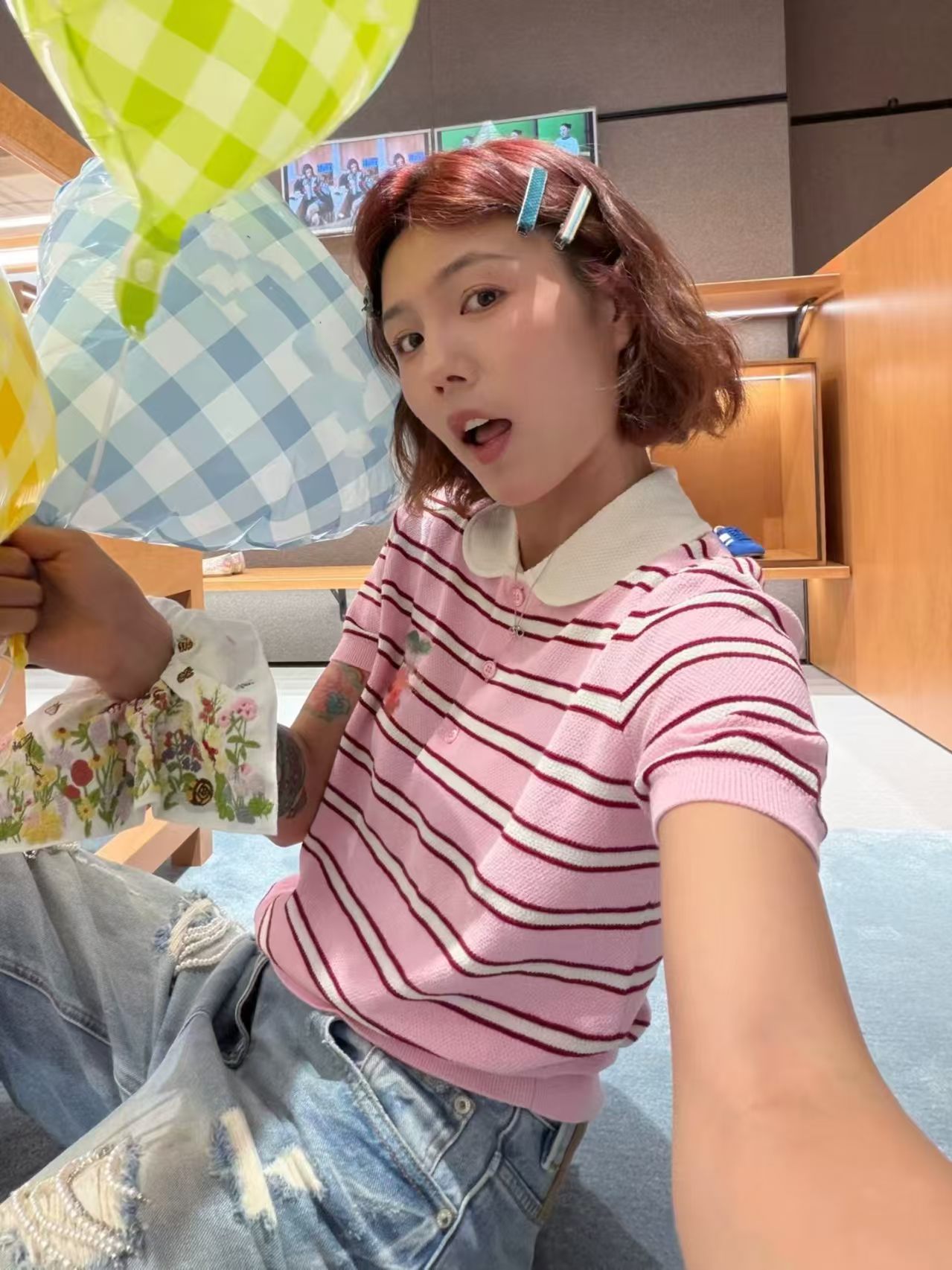 2026 여름 새로운 다용도 체리 자수 핑크색 스트라이프 폴로 칼라 반팔 니트 스웨터 티셔츠 캐주얼 맨위 여성 여성