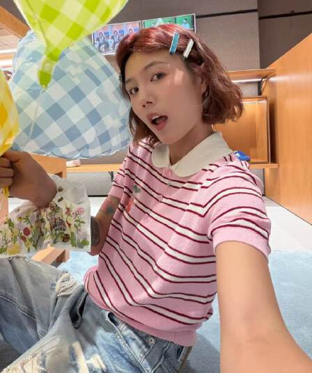 2026 여름 새로운 다용도 체리 자수 핑크색 스트라이프 폴로 칼라 반팔 니트 스웨터 티셔츠 캐주얼 맨위 여성 여성