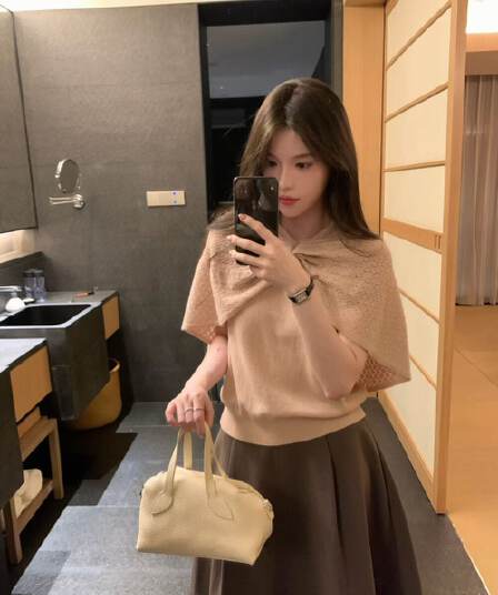 한 부서 미니멀리즘 작은 대중 디자인 센스 투피스 세트 홀로우 아웃 숄 니트 반팔 맨위 여성 2026 이른 가을
