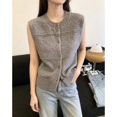 批发复古肌肤感纯色单排扣马甲针织背心女秋冬新款叠穿毛衣设计感开衫