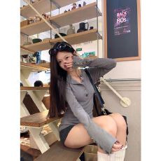 批发设计感袖口纽扣修身<b class='q'>打底衫</b>秋季新品开领长袖T恤女