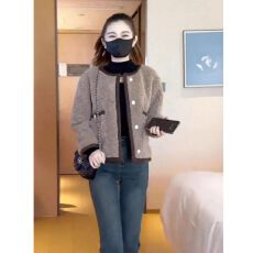 批发2025新款小香风撞色皮毛一体羊羔绒外套短外套小个子加厚上衣