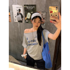 官图220克40支1×1酷丝棉 设计感露肩女辣妹印花斜肩体恤